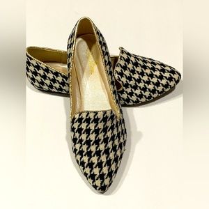 Voda black and cream houndstooth loafers with gold trim. Size 7